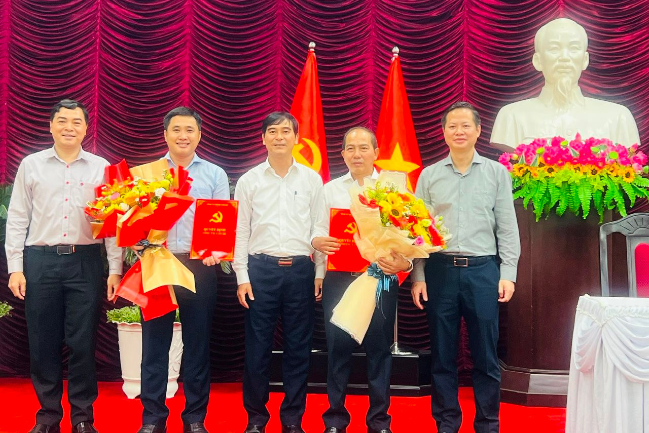 Trao quyết định của Ban Bí thư Trung ương Đảng cho ông Lê Ngọc Tiến và ông Trương Minh Quang Trao quyết định của Ban Bí thư Trung ương Đảng cho ông Lê Ngọc Tiến và ông Trương Minh Quang