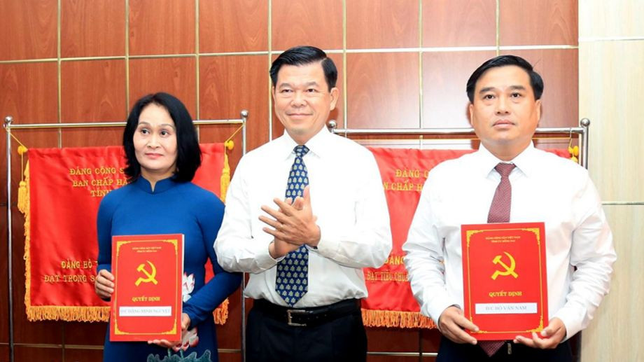 Ủy viên Trung ương Đảng, Bí thư Tỉnh ủy Nguyễn Hồng Lĩnh trao quyết định cho bà Đặng Minh Nguyệt, Bí thư Thành ủy Long Khánh và ông Hồ Văn Nam, Bí thư Thành ủy Biên Hòa