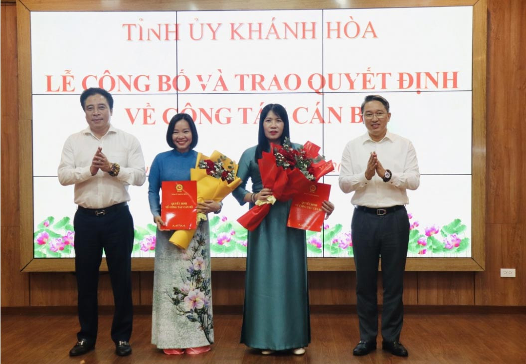 Trao quyết định của Ban Bí thư cho bà Nguyễn Như Hoa và bà Thái Thị Lệ Hằng.