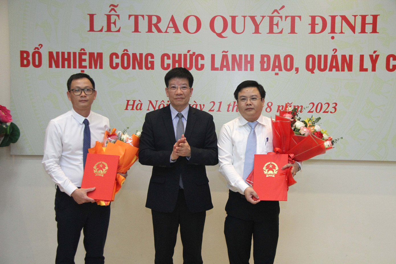 Trao quyết định bổ nhiệm cho ông Vũ Khắc Định và ông Nguyễn Hồng Phong. Trao quyết định bổ nhiệm cho ông Vũ Khắc Định và ông Nguyễn Hồng Phong.