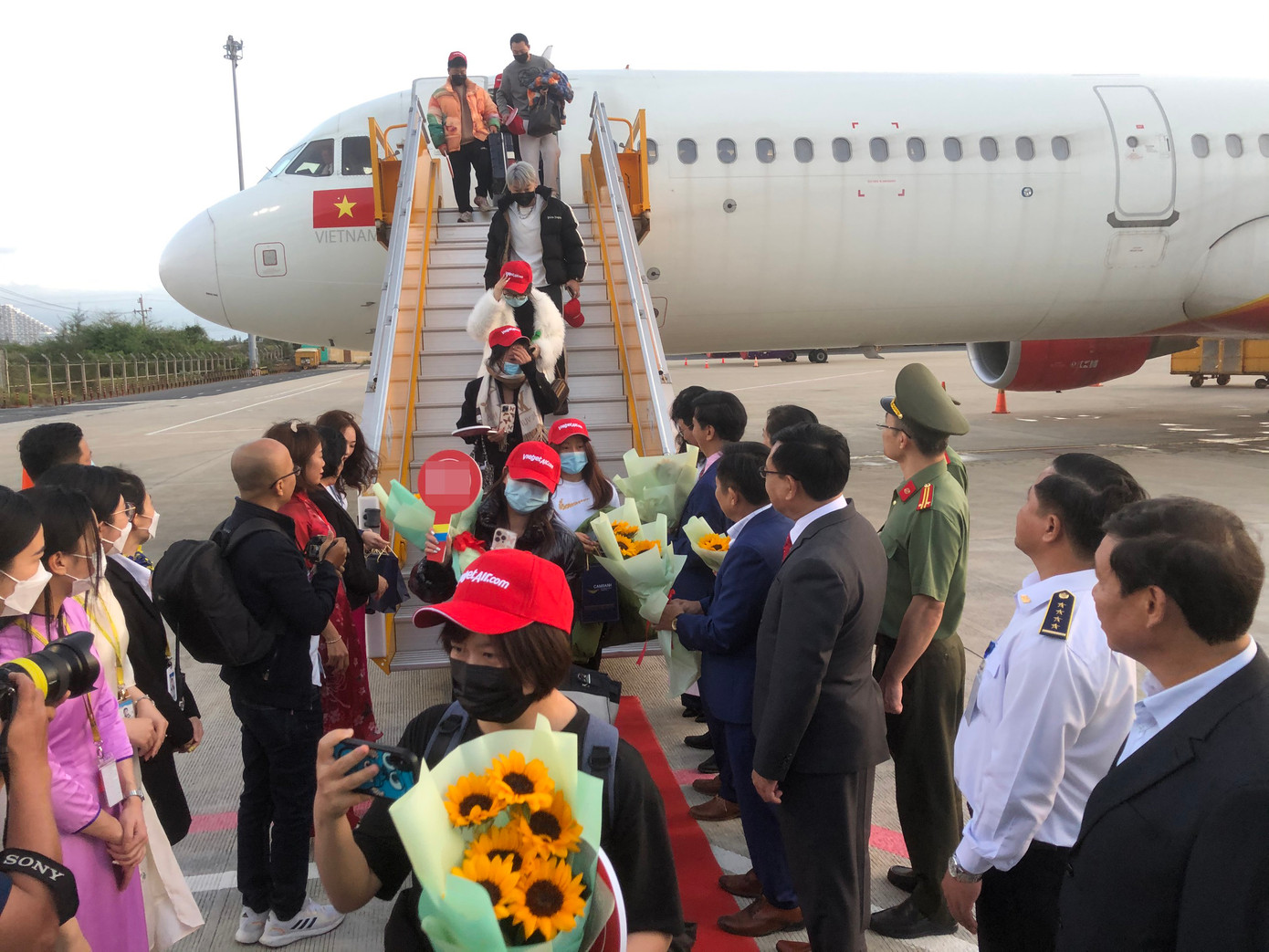 Những du khách Trung Quốc đầu tiên xuống sân bay Cam Ranh Những du khách Trung Quốc đầu tiên xuống sân bay Cam Ranh