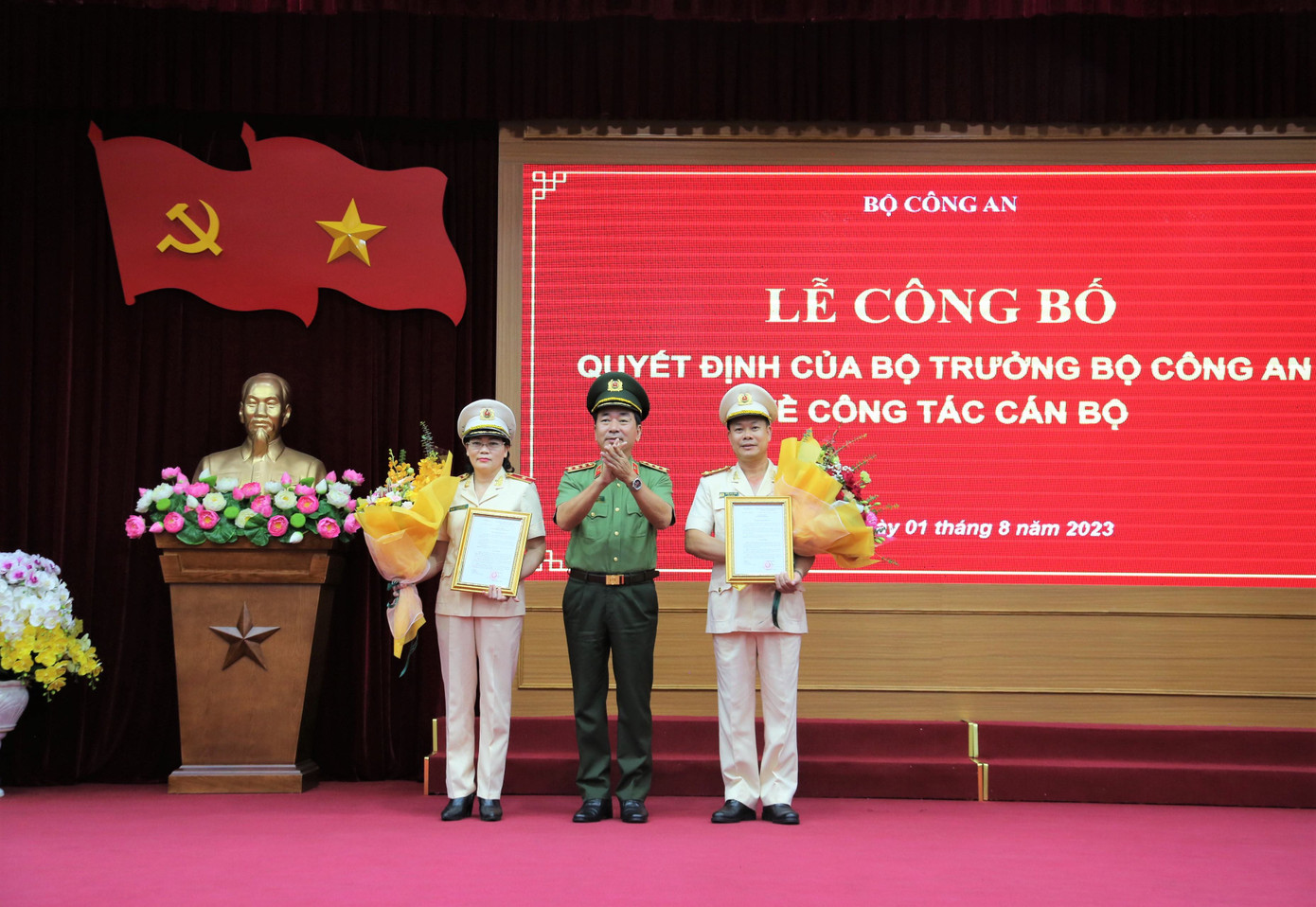 Đồng chí Thượng tướng Trần Quốc Tỏ trao các quyết định của Bộ trưởng Bộ Công an về công tác cán bộ đối với đồng chí Đại tá Trần Văn Tuấn (phải) và đồng chí Thiếu tướng Đinh Ngọc Hoa (trái). Ảnh: Trường Cao đẳng An ninh nhân dân I