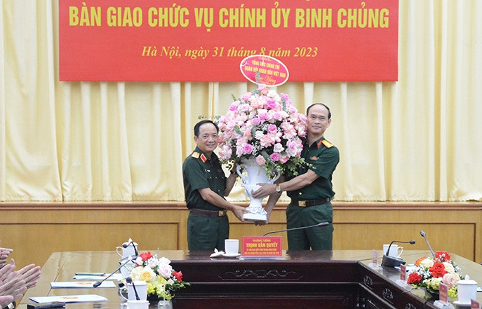 Thượng tướng Trịnh Văn Quyết tặng hoa chúc mừng Đại tá Nguyễn Quốc Duẩn, Chính ủy Binh chủng Đặc công. Ảnh: Báo Quân đội Nhân dân