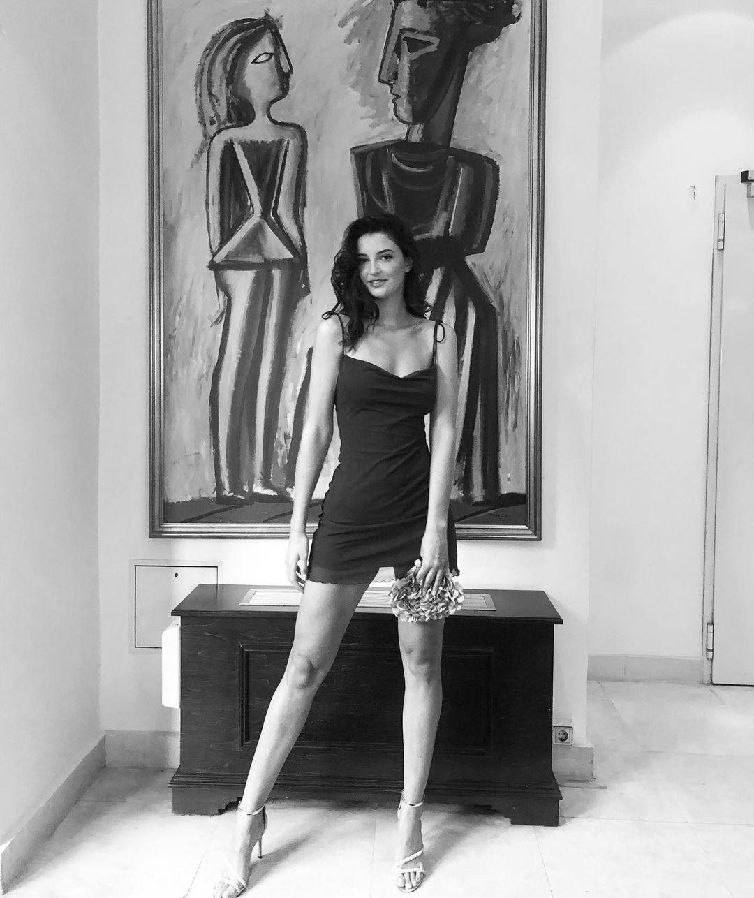 Ora có thể nói tiếng Croatia, tiếng Anh và tiếng Nga.