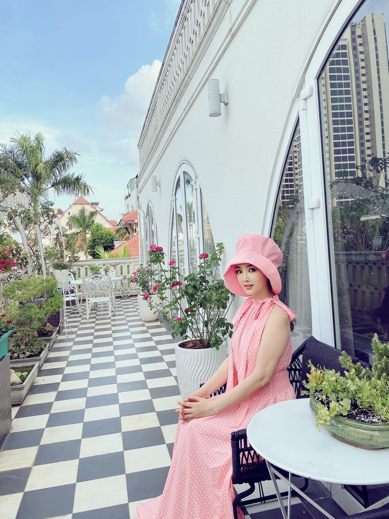 Ở trong nhà để tránh dịch nhưng Hoa hậu Giáng My vẫn 'lên đồ' nổi bật khi diện bộ váy maxi màu hồng hoạ tiết chấm bi yêu kiều.