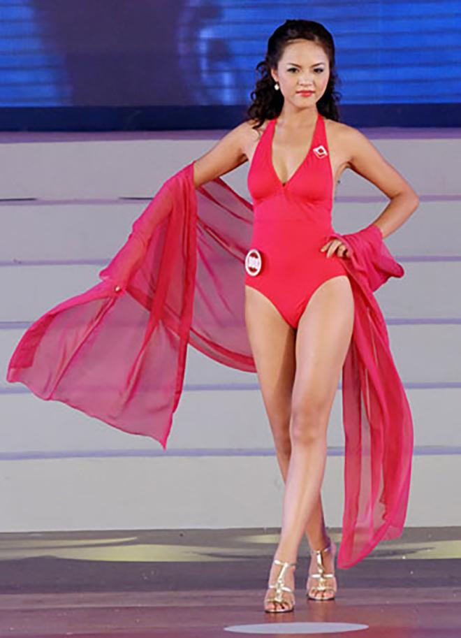 Khi ấy mặc dù chiều cao có phần hạn chế nhưng gương mặt ngọt ngào và nét đẹp trong trẻo của người đẹp đã để lại nhiều ấn tượng đẹp.