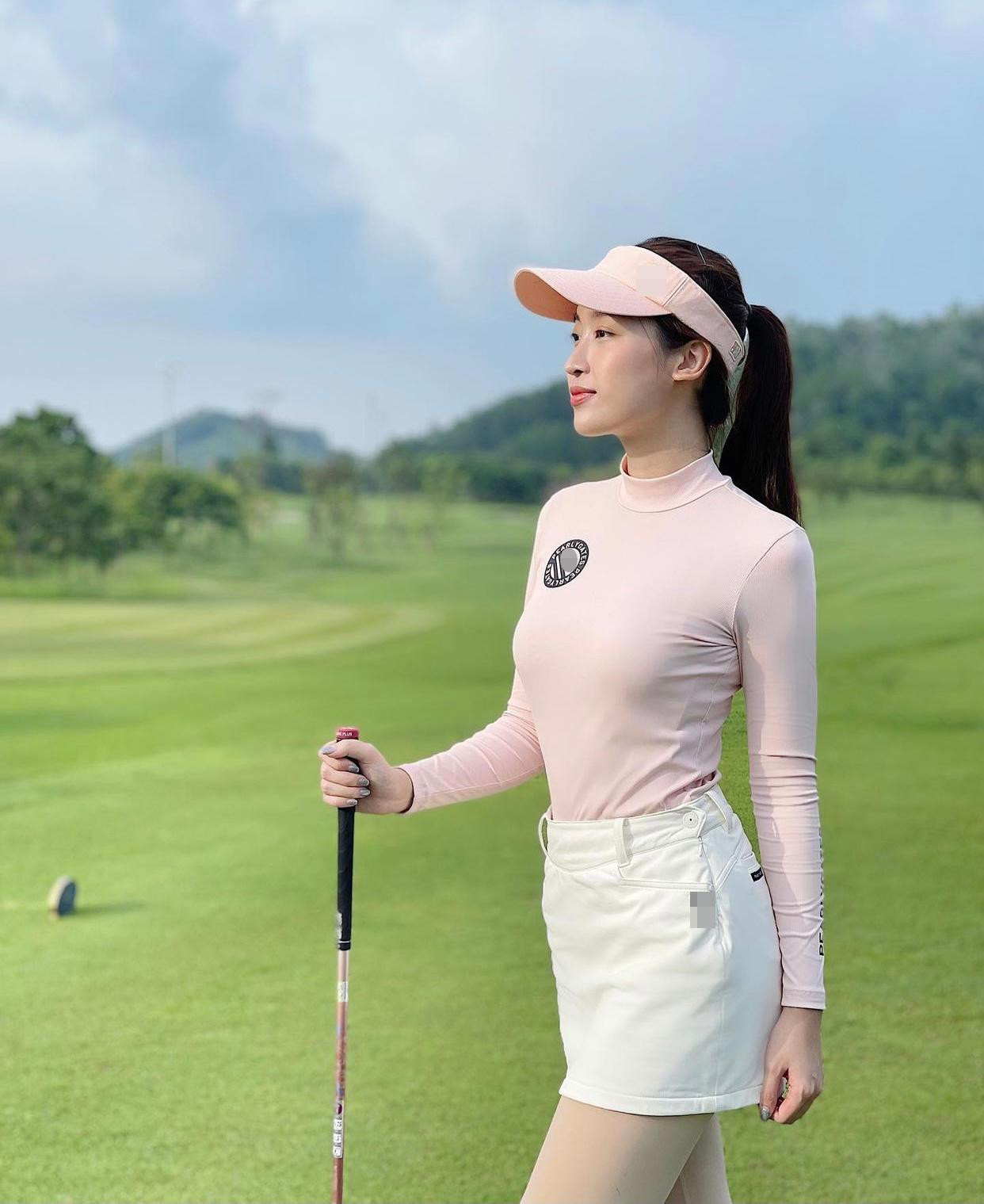 Hoa hậu Đỗ Mỹ Linh khoe dáng quyến rũ trên sân golf.