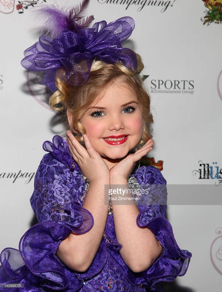 Sở hữu đôi mắt to tròn và gương mặt xinh xắn cùng những bộ trang phục vô cùng lộng lẫy và cầu kỳ, Eden Wood nhanh chóng nhận được sự yêu mến của công chúng.