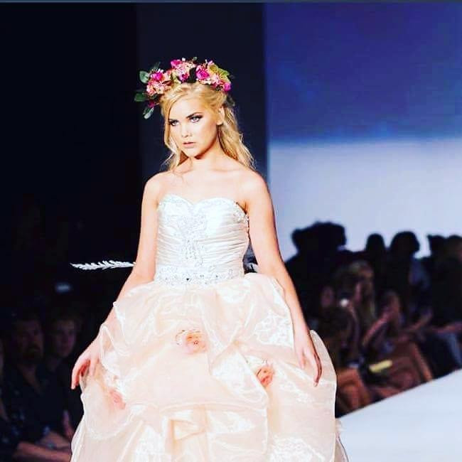 Nếu như những thần tượng nhí thường bị sa sút phong độ và khó giữ được vẻ đẹp theo thời gian thì Eden lại ngược lại, cô vẫn duy trì được nhan sắc rạng rỡ và xinh đẹp ở tuổi 16.