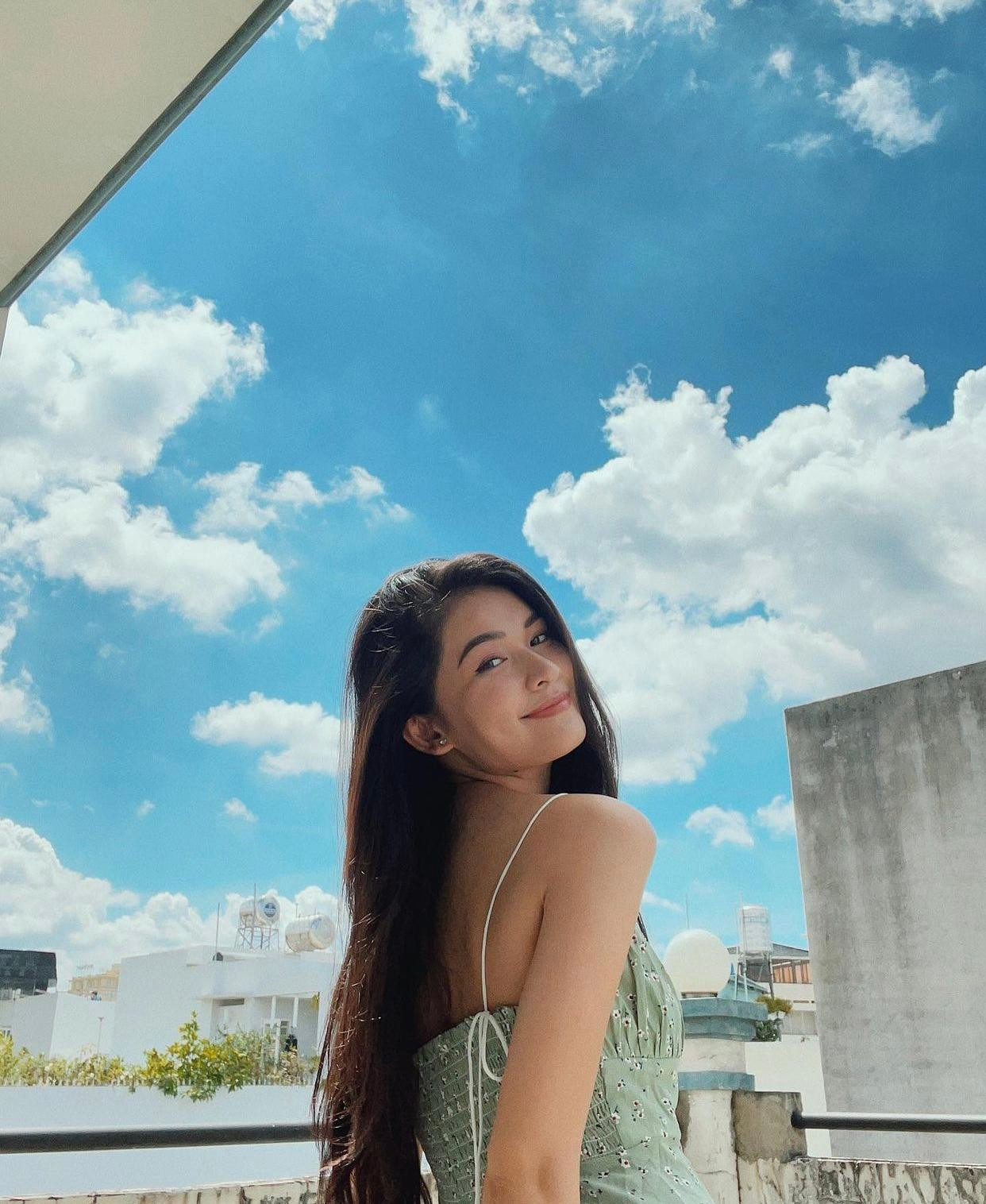 Á hậu Thuỳ Dung khoe vai trần quyến rũ đẹp tựa nàng thơ yêu kiều trong ngày đón tuổi mới.