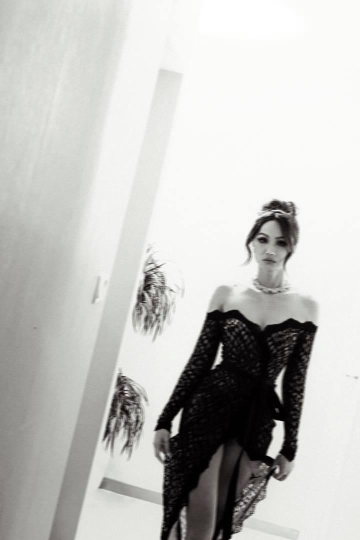 Những ngày ở nhà thực hiện giãn cách xã hội, Hoa hậu H'Hen Niê đã 'lên đồ' và biến căn hộ của mình thành một studio để chụp ảnh.