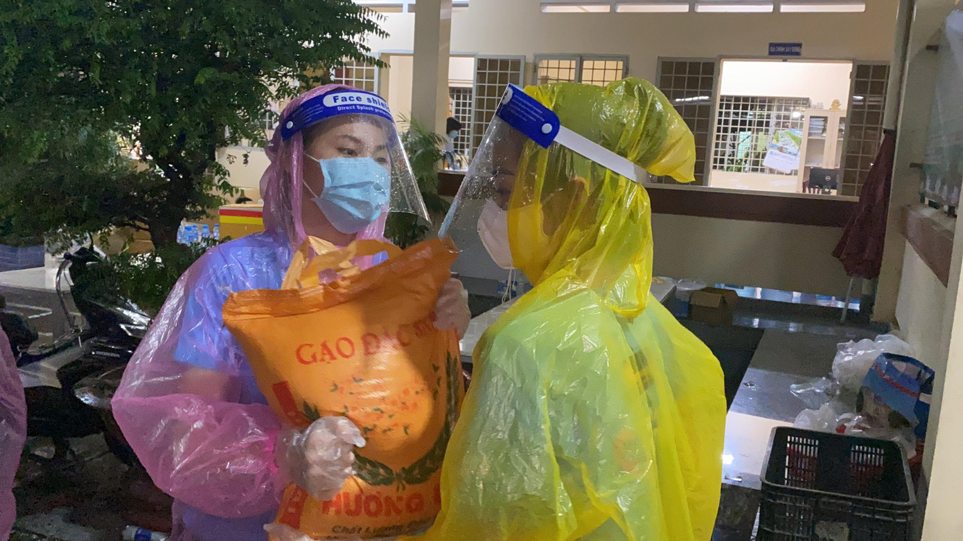 Các thành viên của CLB đã chuẩn bị 1 tấn gạo cùng 170 phần quà gồm mì, trứng, rau củ,... để trao tặng cho người dân. Các thành viên của CLB đã chuẩn bị 1 tấn gạo cùng 170 phần quà gồm mì, trứng, rau củ,... để trao tặng cho người dân.