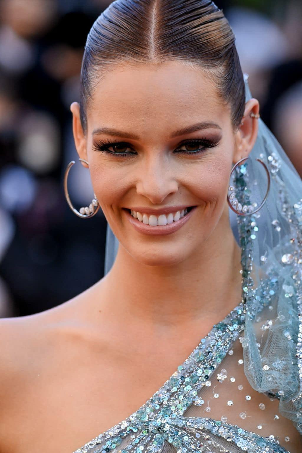 Người đẹp chọn gu trang điểm ấn tượng với điểm nhấn là đôi mắt khói sâu đầy cuốn hút.