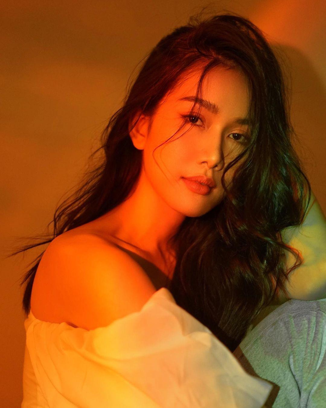 Á hậu Phương Anh cũng ưa chuộng phong cách dịu dàng, bay bổng.