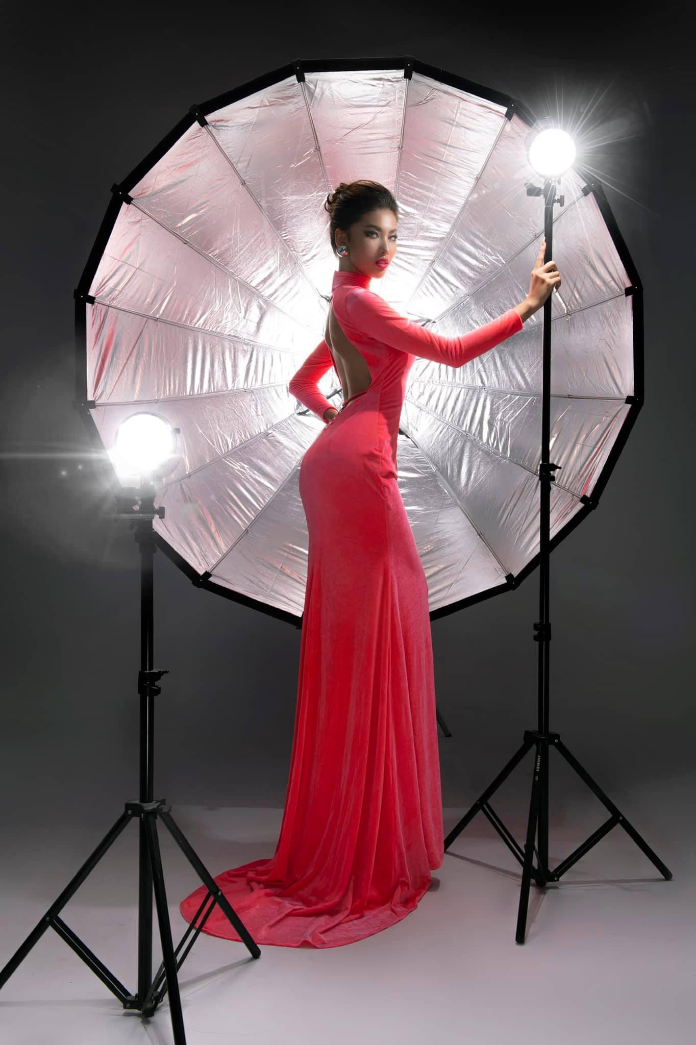 Bộ ảnh này như lời cảm ơn của Ngọc Thảo với những người đã giúp đỡ cô để có được thành công tại cuộc thi Miss Grand 2020, đặc biệt là người thầy dạy catwalk của mình.