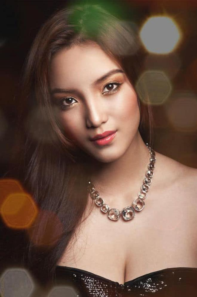 Sau khi bước ra từ cuộc thi HHVN 2010 với giải thưởng 'Người đẹp được yêu thích nhất', Huỳnh Bích Phương rất được giới showbiz 'săn đón'. Cô xuất hiện liên tục trên các tạp chí với vẻ ngoài xinh đẹp, gợi cảm của mình.