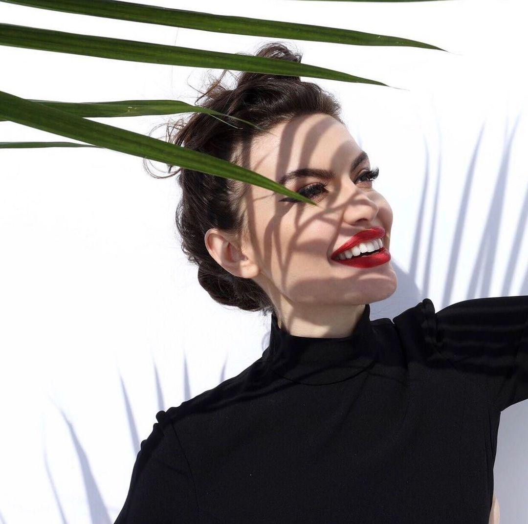 Ngay sau khi đăng quang, nhan sắc của tân Hoa hậu Hoàn vũ Albania đã trở thành chủ đề bàn tán của cộng đồng mạng vì gương mặt cô quá giống nữ minh tinh đình đám Hollywood Angelina Jolie.