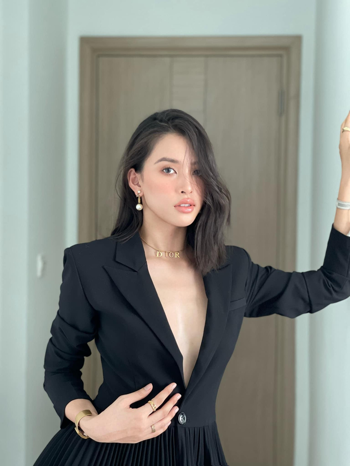 Ở nhà tránh dịch nhưng Hoa hậu Tiểu Vy vẫn gây 'thương nhớ' với gu thời trang sành điệu, quyến rũ. Cô diện bộ váy xếp ly màu đen với chi tiết xẻ vòng một nóng bỏng, táo bạo.