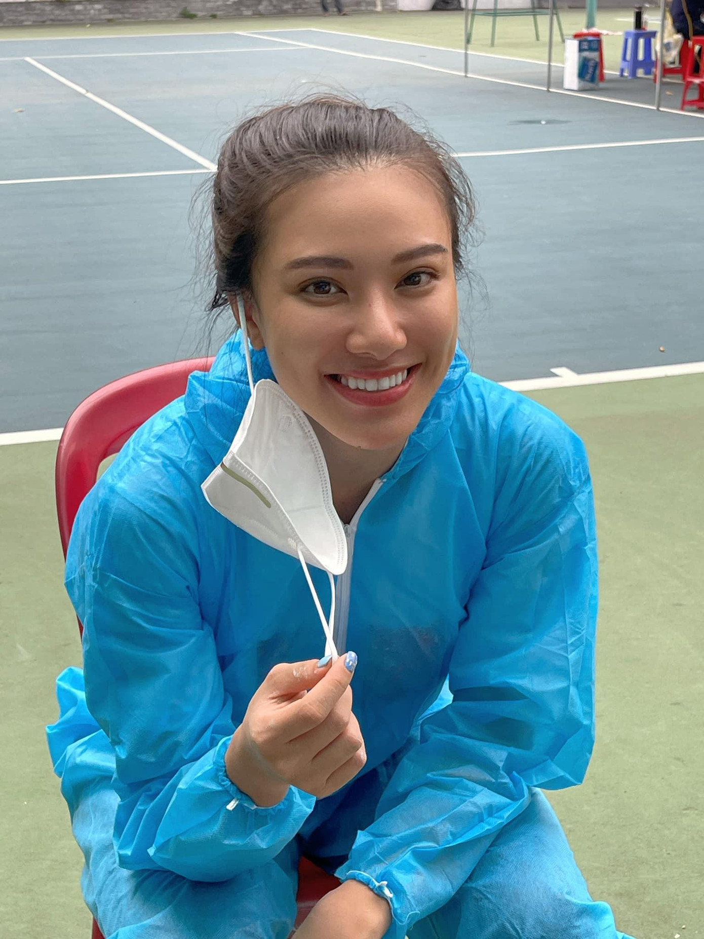 Hình ảnh đẹp của Á hậu Kim Duyên khi làm tình nguyện viên hỗ trợ đội ngũ y bác sĩ tuyến đầu chống dịch ở TP. HCM.