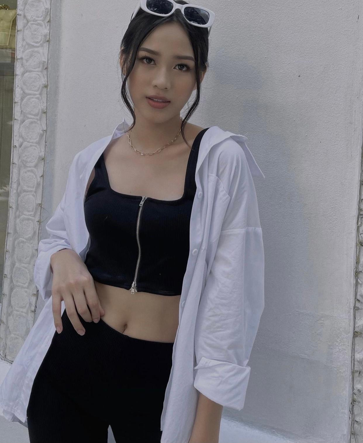 Cô còn phối thêm chiếc áo sơ-mi oversize để làm điểm nhấn. Người đẹp tự tin khoe vòng eo 'con kiến' quyến rũ.