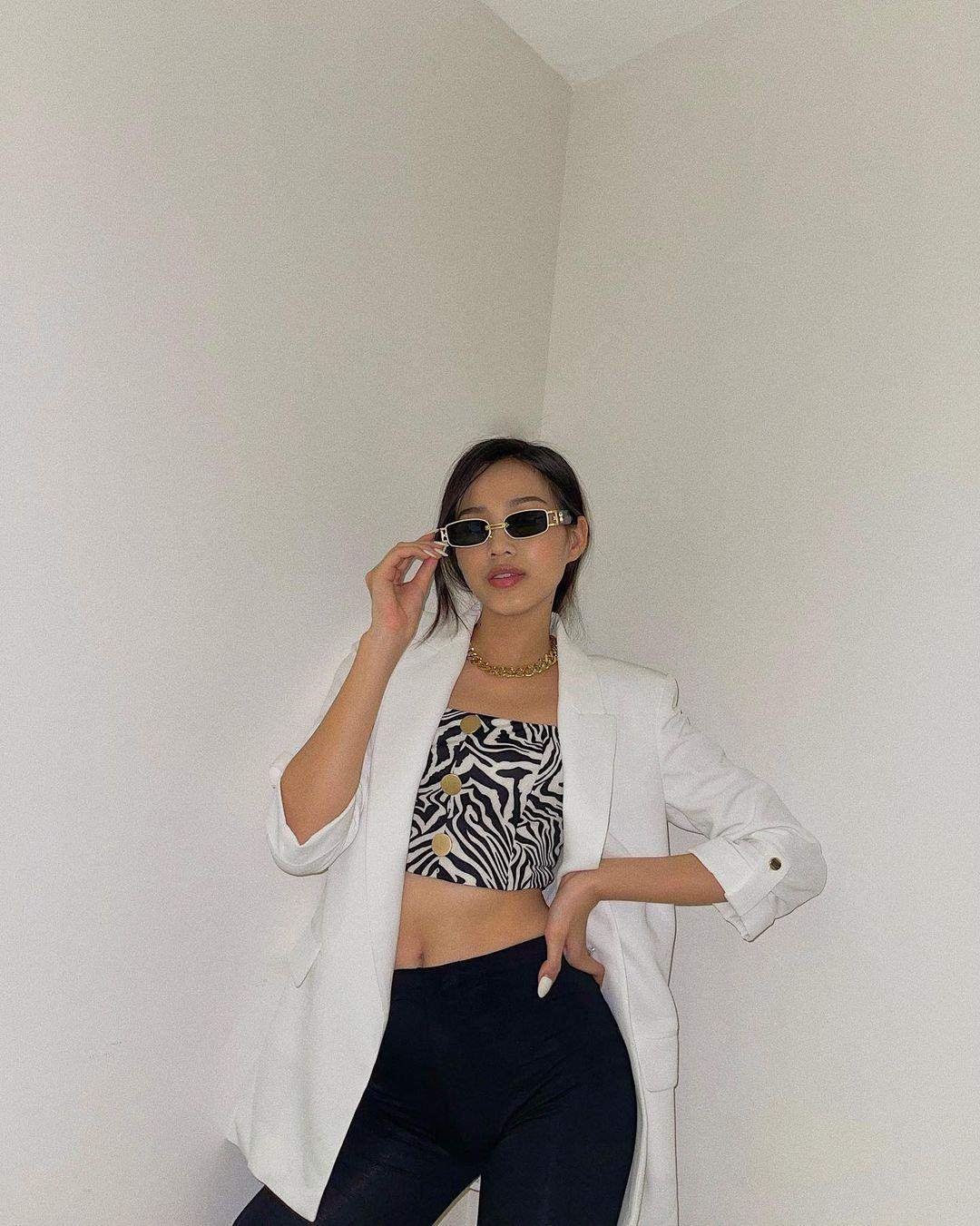 Người đẹp ưa chuộng những thiết kế như áo crop-top, quần legging, áo blazer để khoe được vẻ năng động nhưng không kém phần quyến rũ.