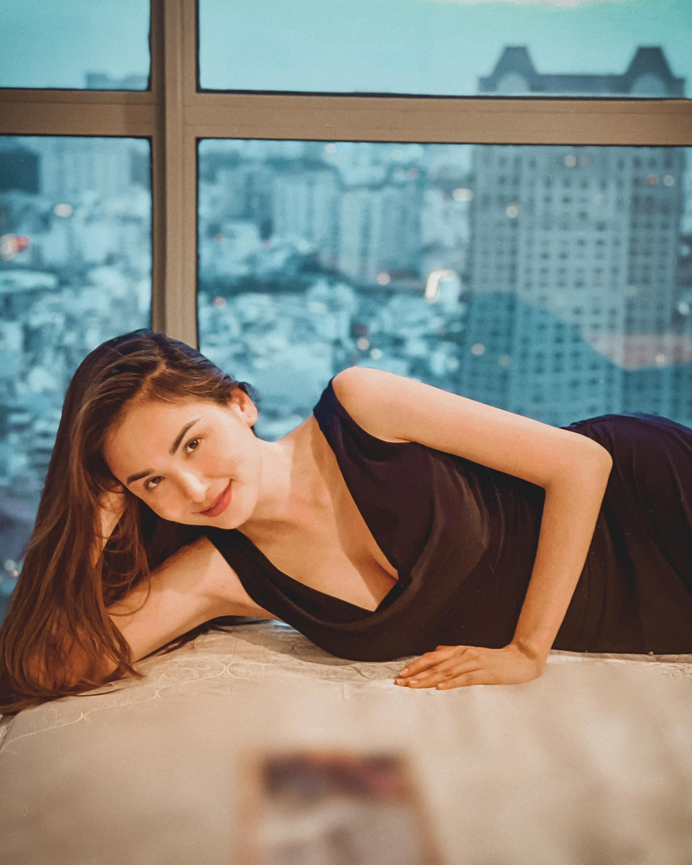 Hoa hậu Diễm Hương biến cửa sổ của căn chung cư thành background chụp ảnh những ngày ở nhà chống dịch. Người đẹp khoe dáng quyến rũ trong bộ váy đen bó sát.