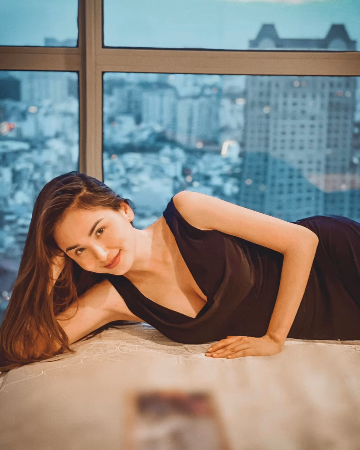 Hoa hậu Diễm Hương biến cửa sổ của căn chung cư thành background chụp ảnh những ngày ở nhà chống dịch. Người đẹp khoe dáng quyến rũ trong bộ váy đen bó sát.