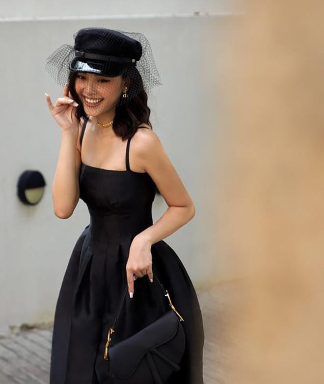 Người đẹp biển Đào Thị Hà khoe dáng quyến rũ với bộ cánh màu đen theo phong cách cổ điển.