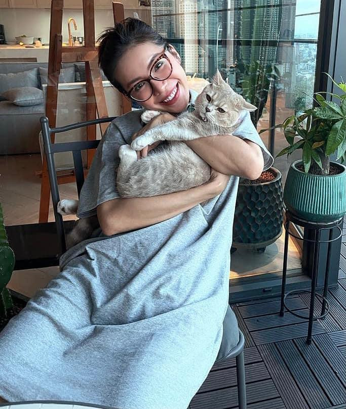 Siêu mẫu Minh Tú làm bạn với chú cún cưng trong những ngày giãn cách xã hội.