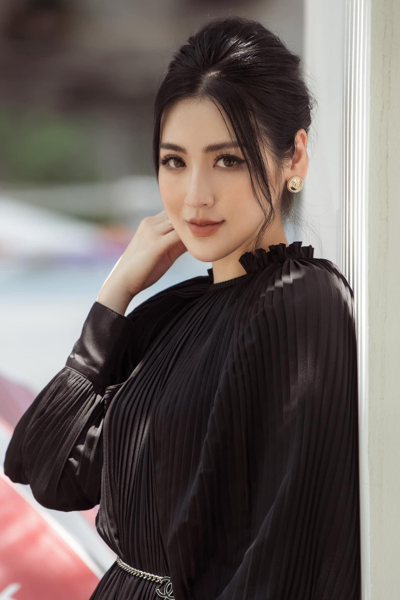 Á hậu Tú Anh diện trang phục kín đáo nhưng vẫn cực kỳ xinh đẹp, yêu kiều.