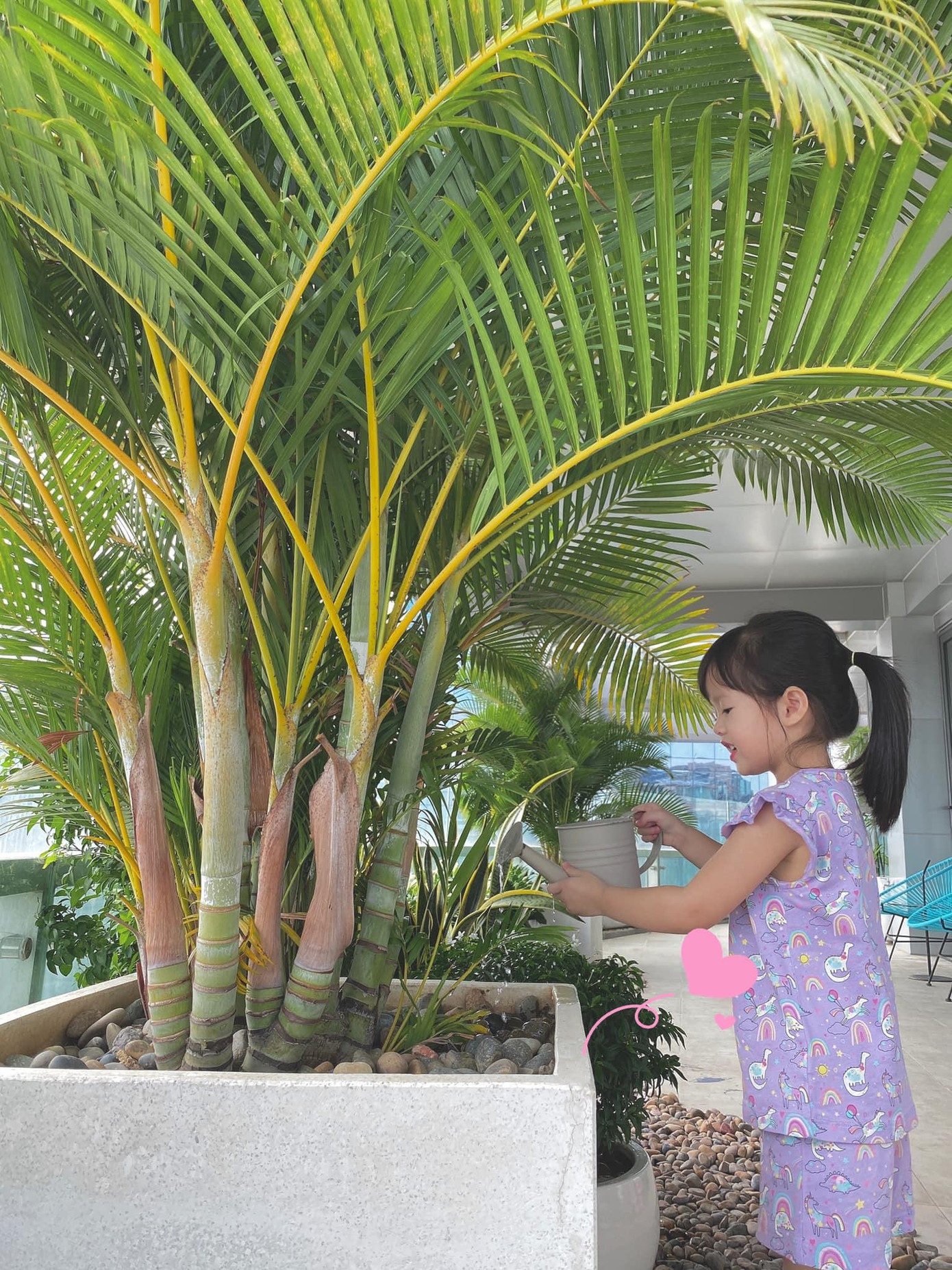 Hoa hậu Đặng Thu Thảo khoe ảnh con gái Sophie đang phụ giúp bố mẹ làm việc nhà.