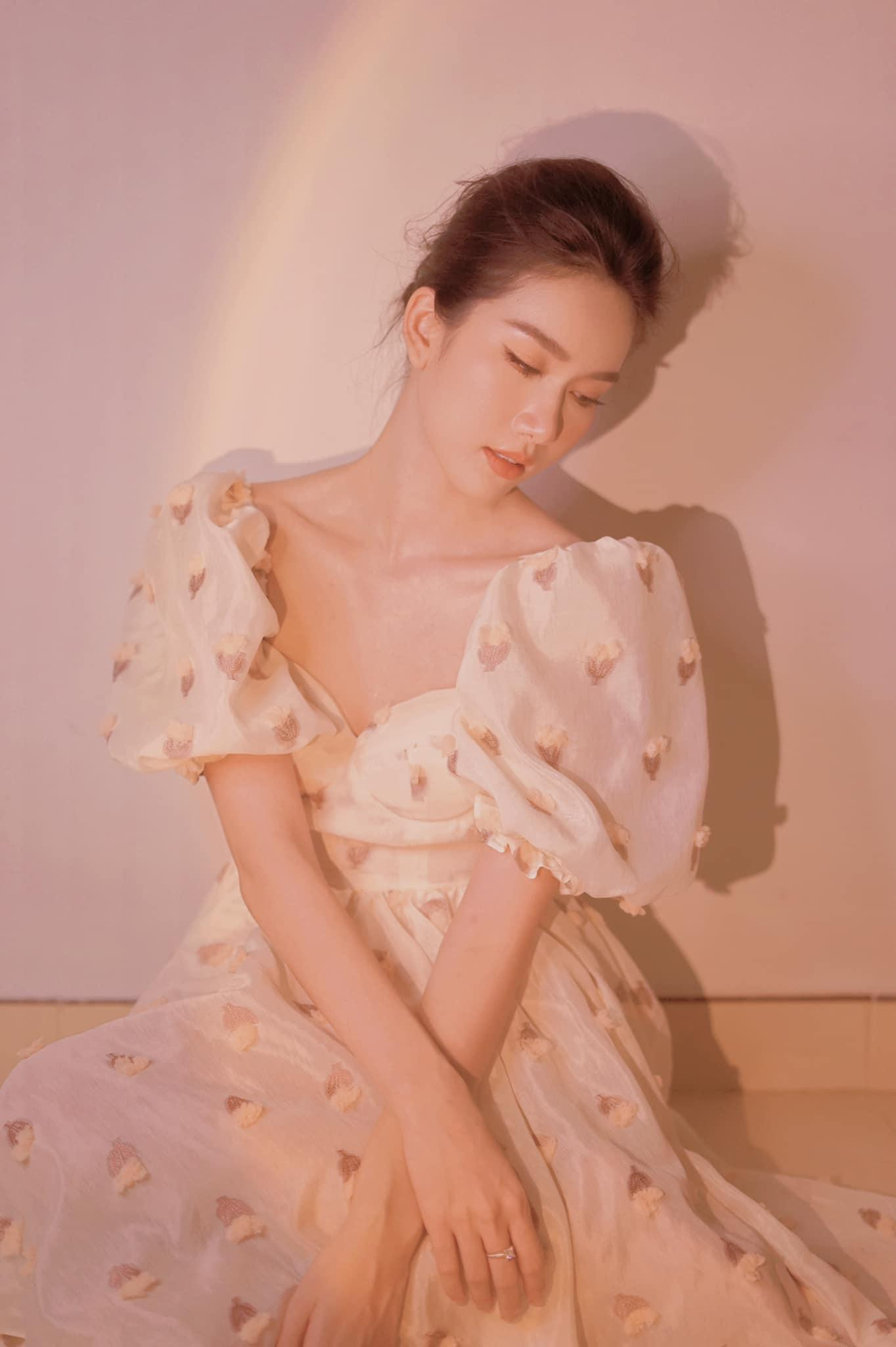 Á hậu Phương Anh đẹp mơ màng và duyên dáng tựa nàng công chúa khi diện bộ váy bồng bềnh gam màu pastel.