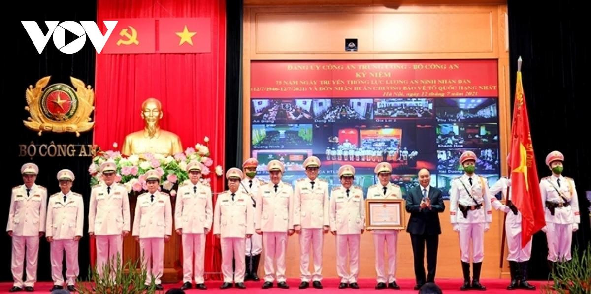 Chủ tịch nước Nguyễn Xuân Phúc trao tặng Huân chương Bảo vệ Tổ quốc hạng Nhất cho lực lượng An ninh nhân dân.