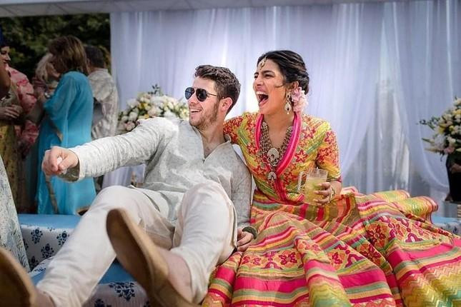 Năm 2018, Priyanka Chopra kết hôn với nam ca sĩ Nick Jonas kém cô 10 tuổi. Đây được coi là cặp đôi 'chị em' đình đám và nổi tiếng nhất nhì Hollywwod vì sự tương xứng cả về nhan sắc và tài năng. Hôn lễ của Priyanka Chopra và Nick Jonas được tổ chức hoành tráng tại quê nhà của cô dâu ở Ấn Độ, tiêu tốn hàng triệu đô. Mỹ nhân Ấn Độ và chàng ca sĩ Mỹ đã có hai lễ cưới lớn tại cung điện Umaid Bhawan theo hai phong tục Kito giáo và Hindu.