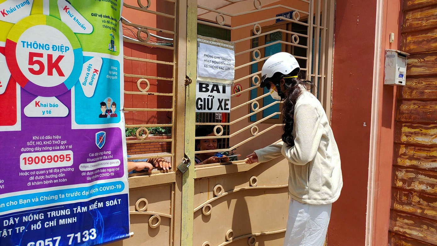 Á hậu Thùy Dung đi phát quà cho người nghèo giữa đại dịch COVID-19 ở TP. HCM.