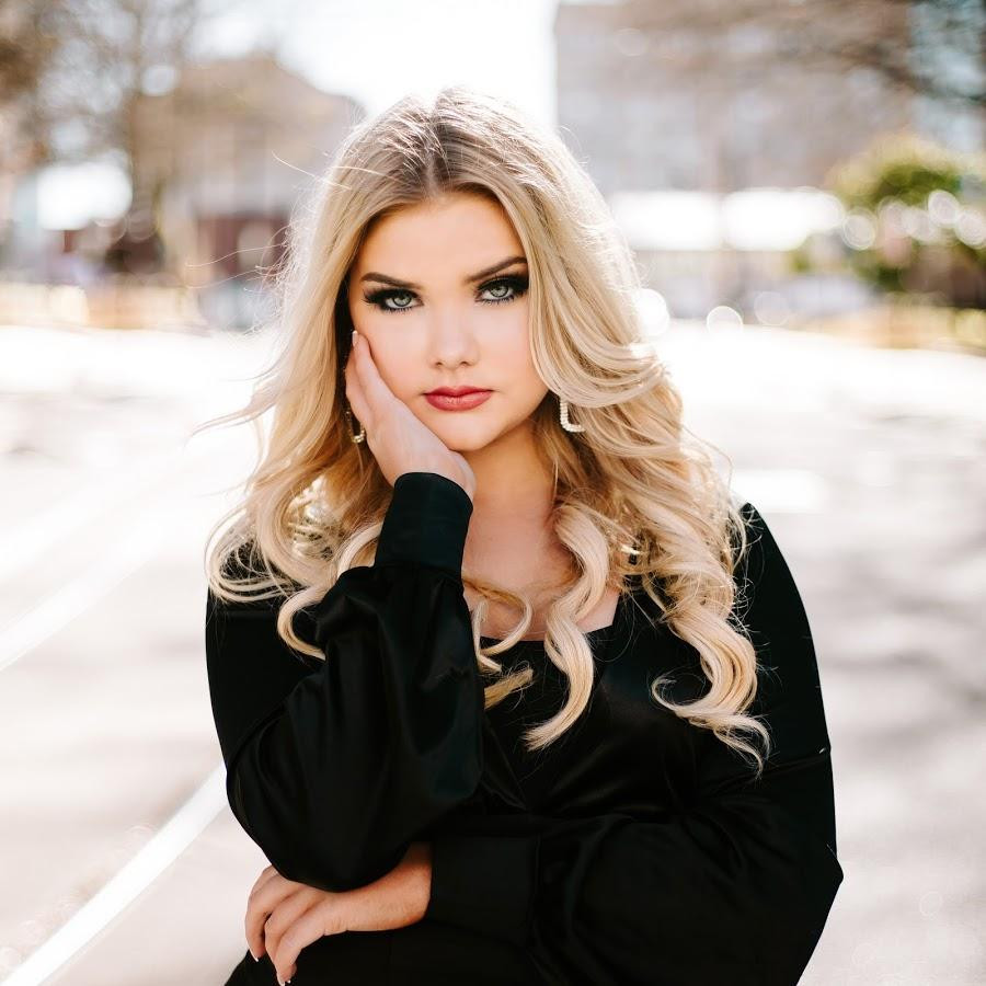 Eden ở tuổi 16 vẫn sở hữu những đường nét đặc trưng khi còn bé như đôi mắt to tròn, gương mặt bầu bĩnh và mái tóc vàng óng ả.