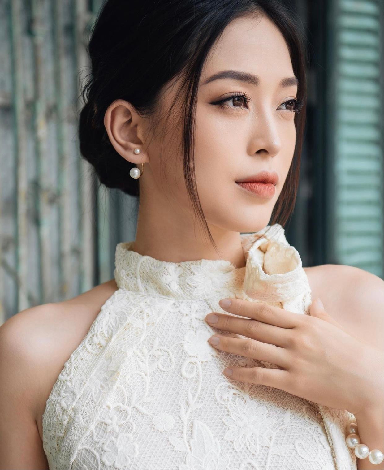 Á hậu Phương Nga diện bộ váy ren trắng có thiết kế cổ yếm khoe trọn bờ vai trần nuột nà, thanh mảnh.