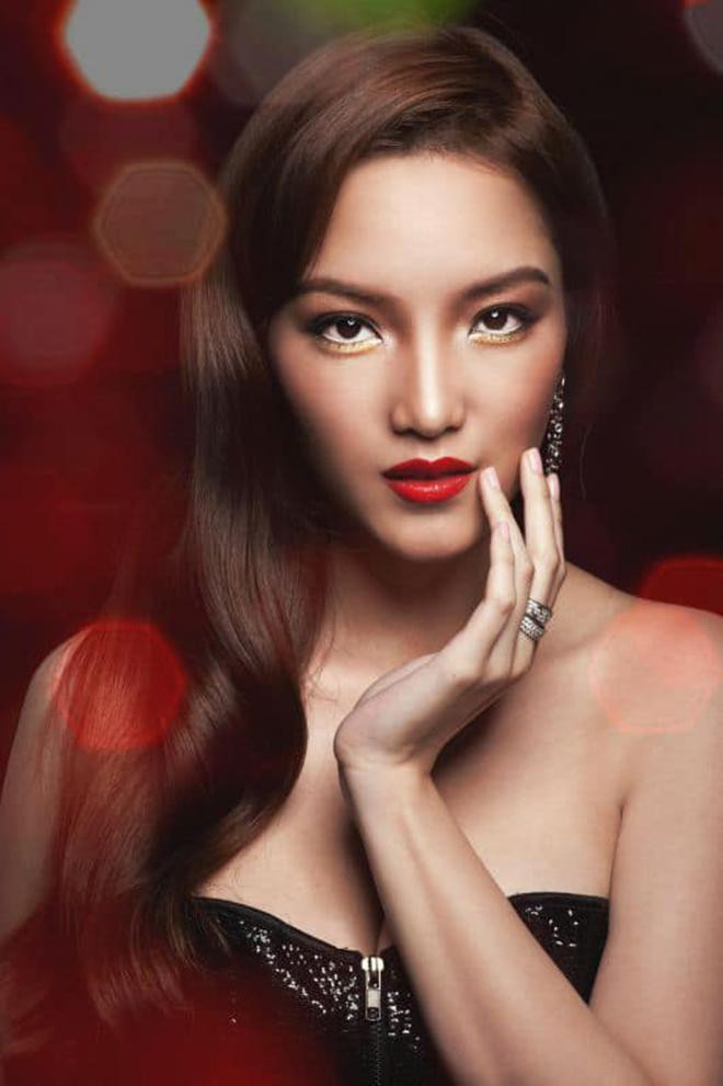 Mới đây trên trang cá nhân của một chuyên gia trang điểm nổi tiếng đã hé lộ bộ ảnh chụp cho tạp chí của người đẹp Huỳnh Bích Phương được thực hiện cách đây gần một thập kỷ.