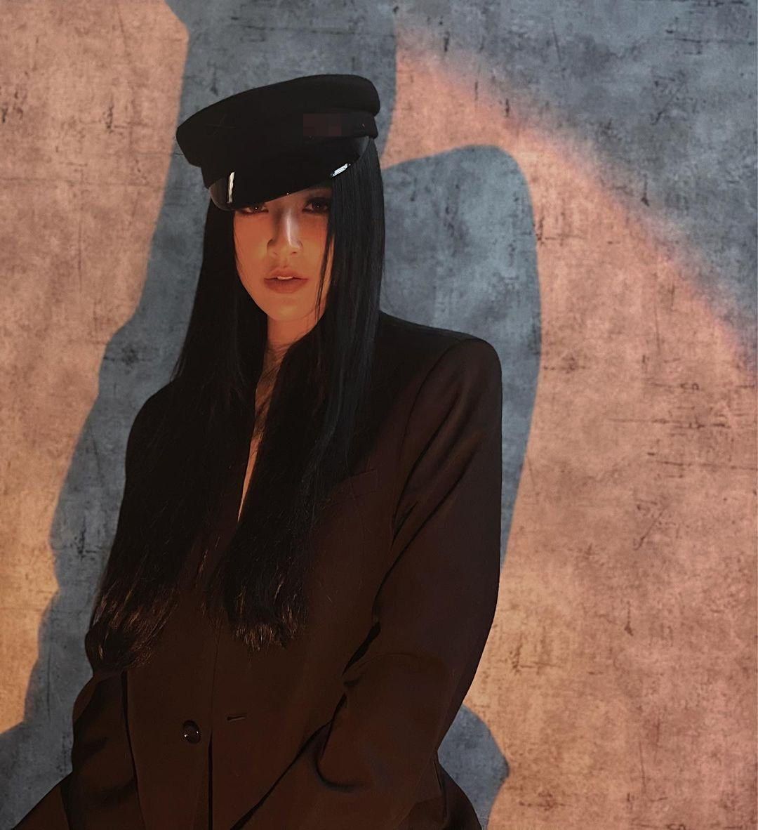 Á hậu Tú Anh biến căn hộ của cô thành một studio chụp ảnh ấn tượng. Người đẹp thường ưa chuộng phong cách sang chảnh, đài các.