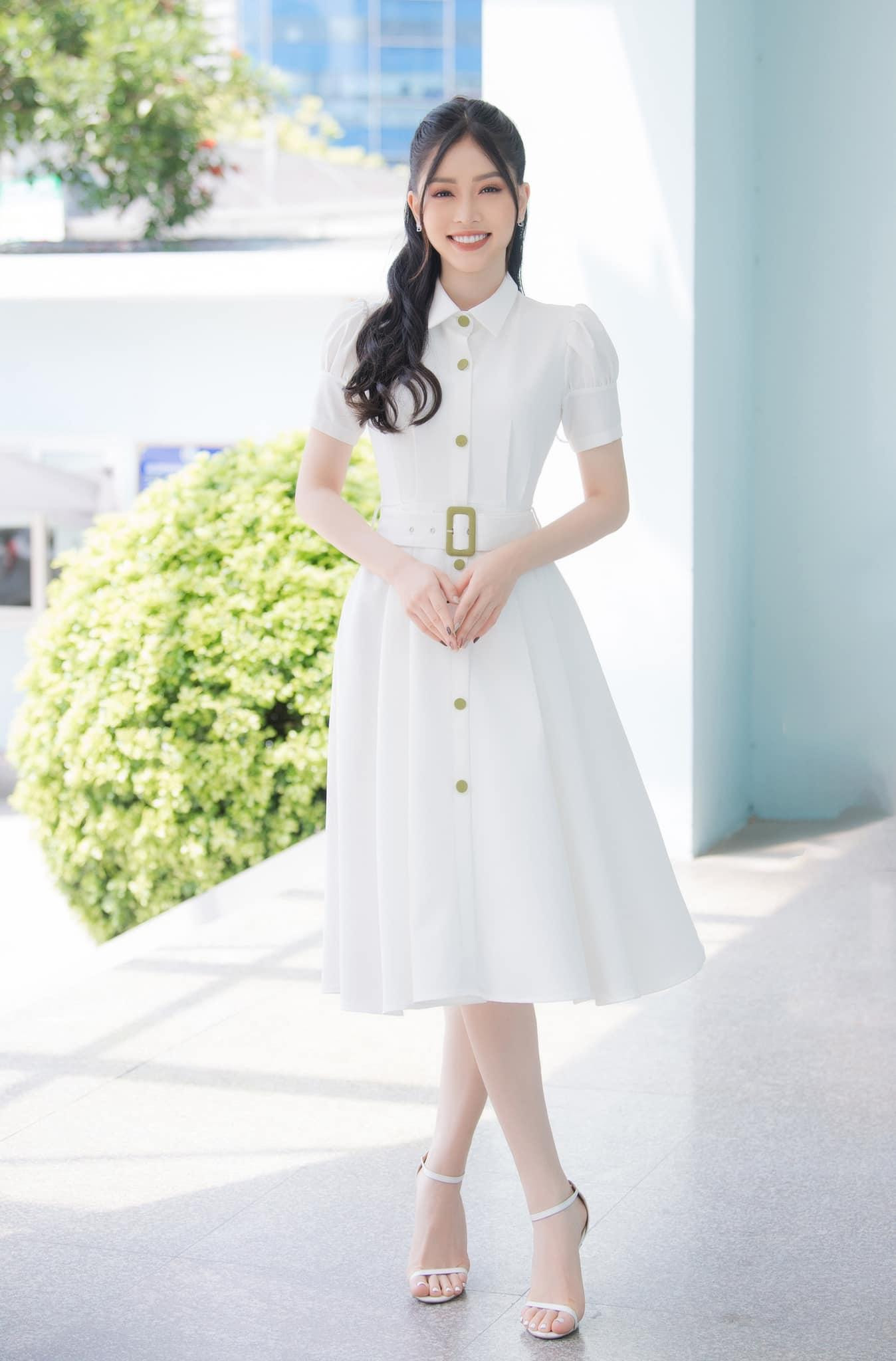 Mới đây, Á hậu Phương Nga tham dự buổi họp báo trực tuyến. Người đẹp diện bộ váy trắng kín đáo và tinh khôi khoe nhan sắc xinh đẹp, yêu kiều.