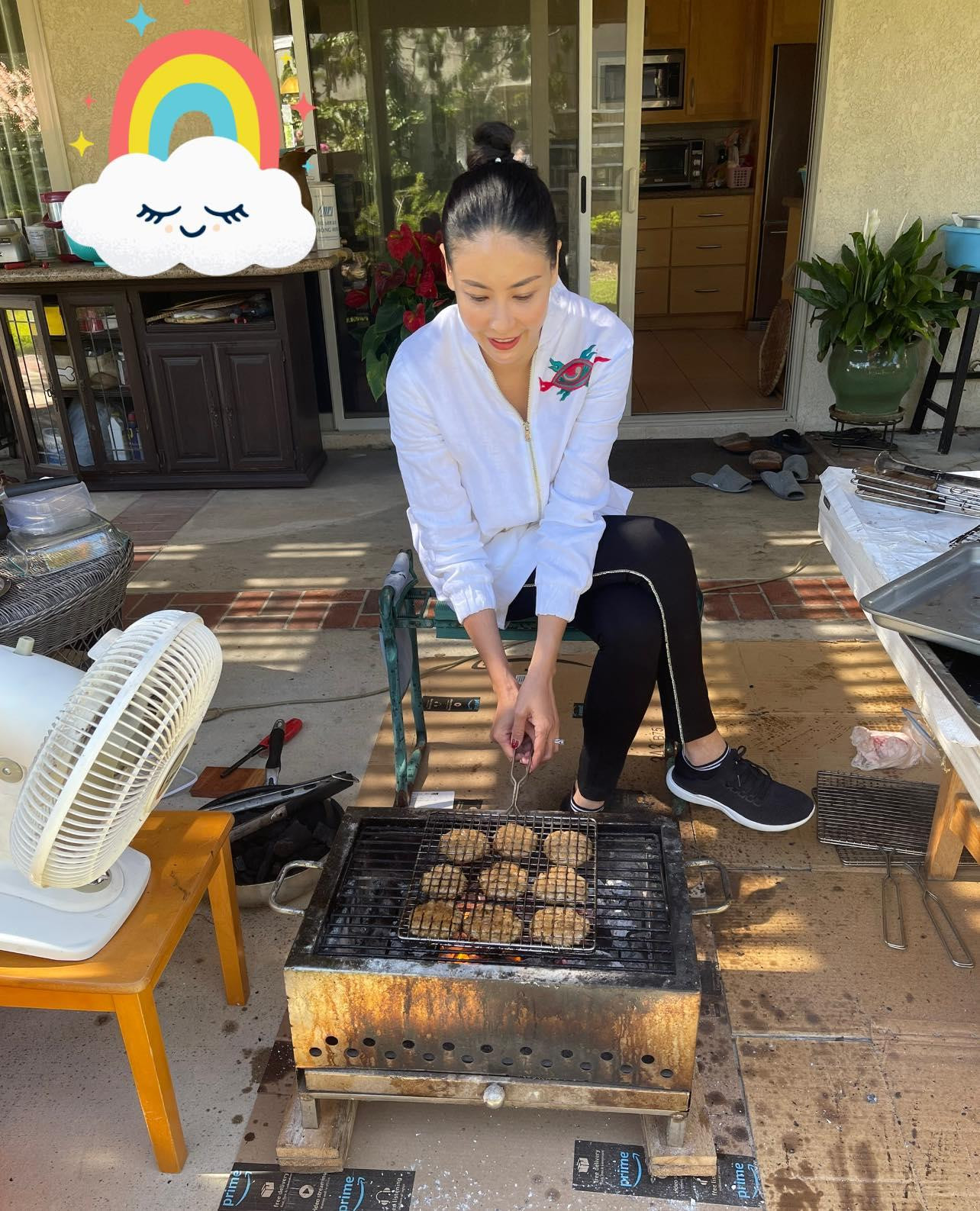 Ở nhà thực hiện giãn cách xã hội nên Hoa hậu Hà Kiều Anh trổ tài làm món bún chả.