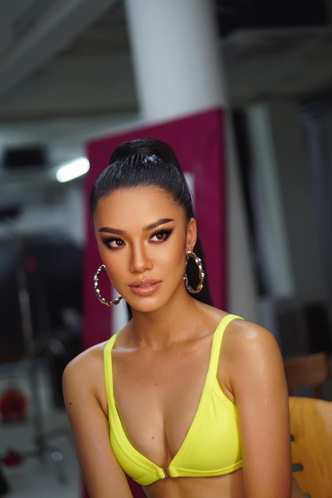 Á hậu Kim Duyên khoe sắc với nội y màu xanh neon táo bạo và gợi cảm.