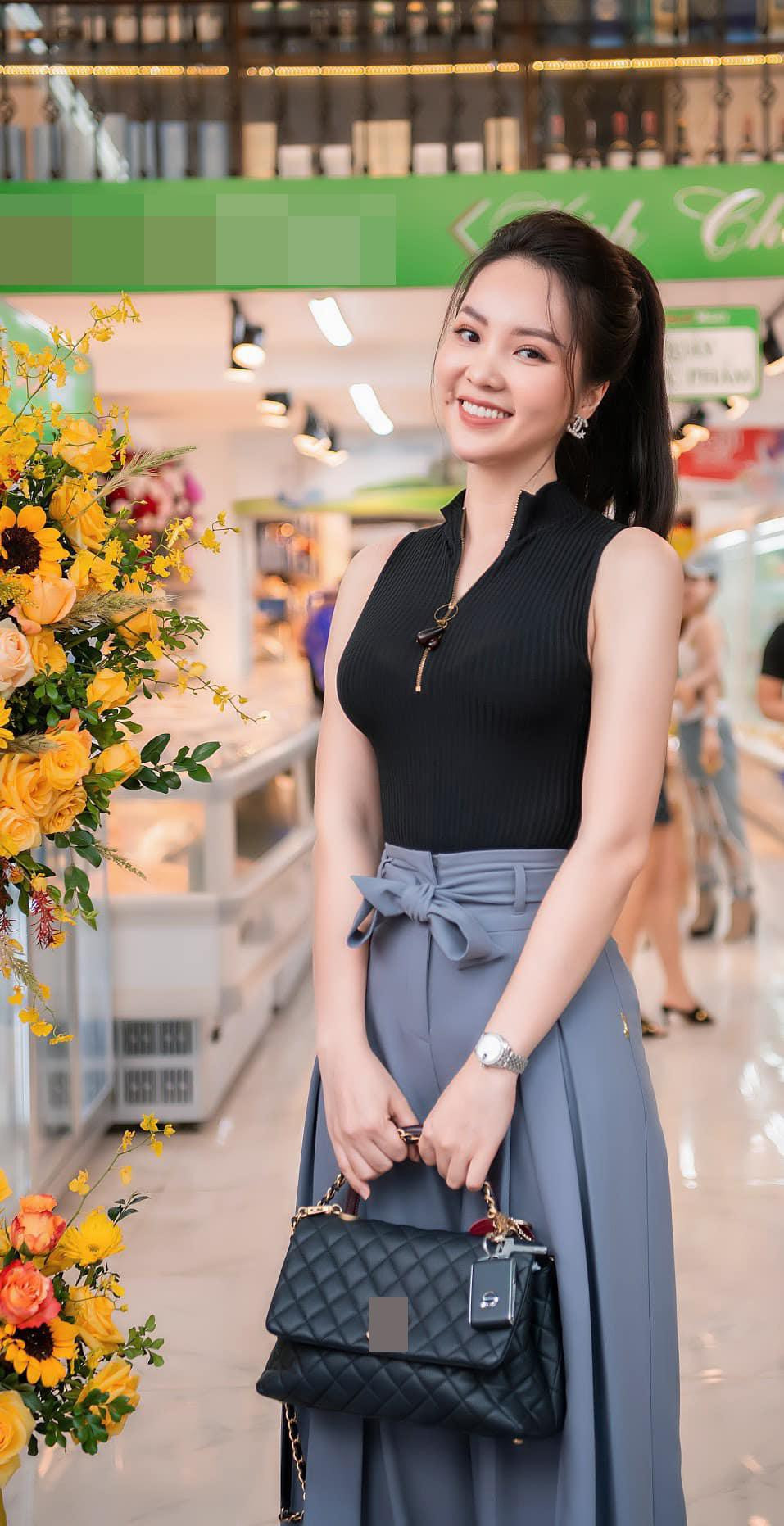 Á hậu Thuỵ Vân diện trang phục thanh lịch nhưng vẫn gợi cảm.