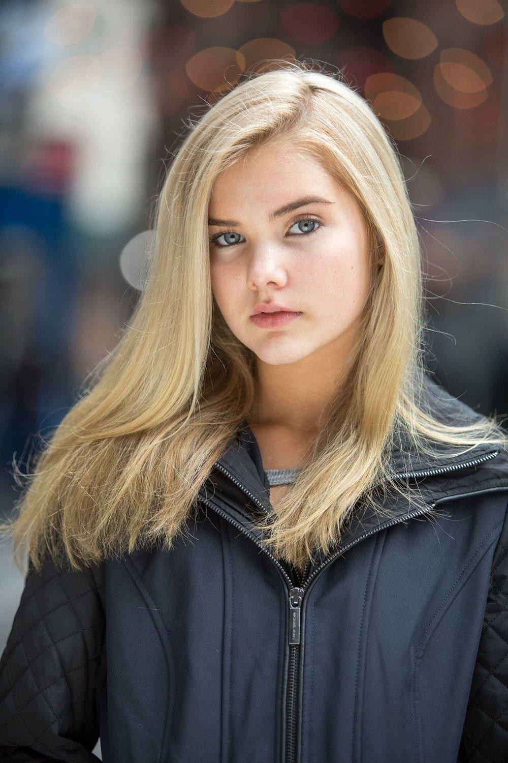 Không chỉ thế, khán giả còn cực sốc khi biết để duy trì sắc vóc cho con gái khi tham gia quá nhiều các cuộc thi sắc đẹp, mẹ của Eden đã cho con tiêm botox để gương mặt lúc nào cũng căng bóng và rạng rỡ.