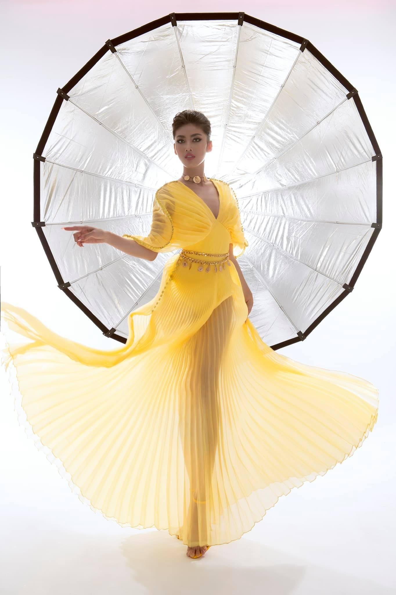 Xuất hiện trong bộ ảnh, Ngọc Thảo diện loạt váy áo đa sắc màu với những tạo dáng chuyên nghiệp, quyến rũ.