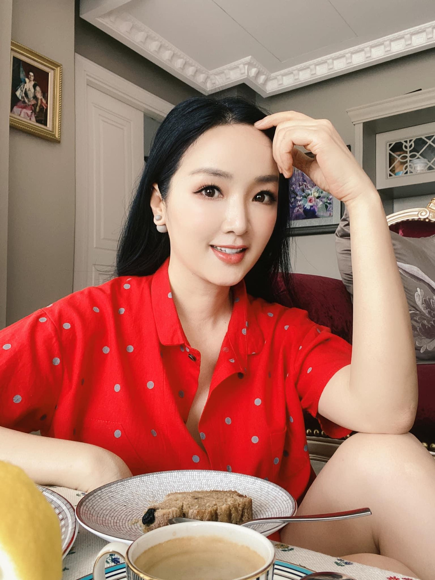 Hoa hậu Đền Hùng Giáng My giữ năng lượng tích cực khi ở nhà thực hiện giãn cách xã hội.