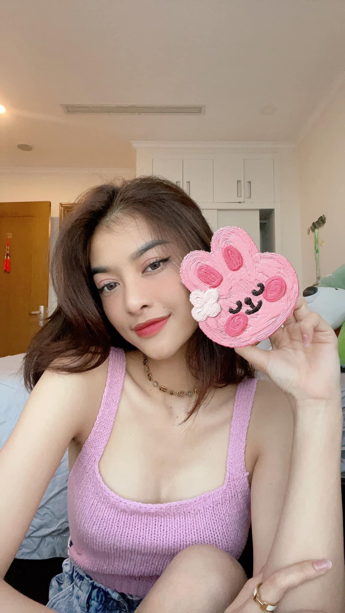 Ở nhà tránh dịch, Á hậu Kiều Loan ghi điểm với gu thời trang ngọt ngào, nữ tính. Người đẹp diện áo ba lỗ màu hồng khoe vòng một nóng bỏng.