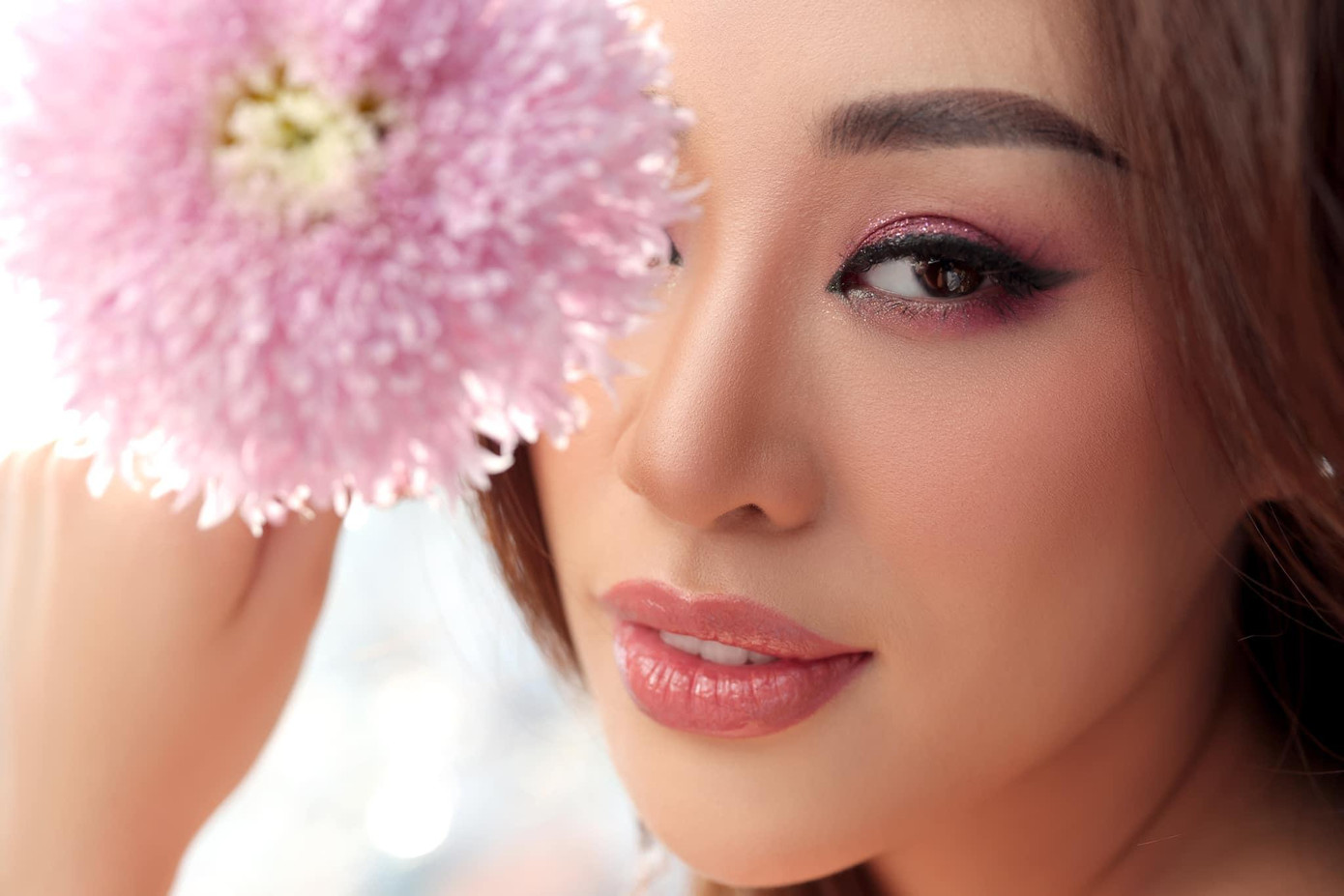 Hoa hậu Khánh Vân cho ra đời những bức ảnh đẹp mơ màng bên khung cửa sổ khi ở nhà tránh dịch.