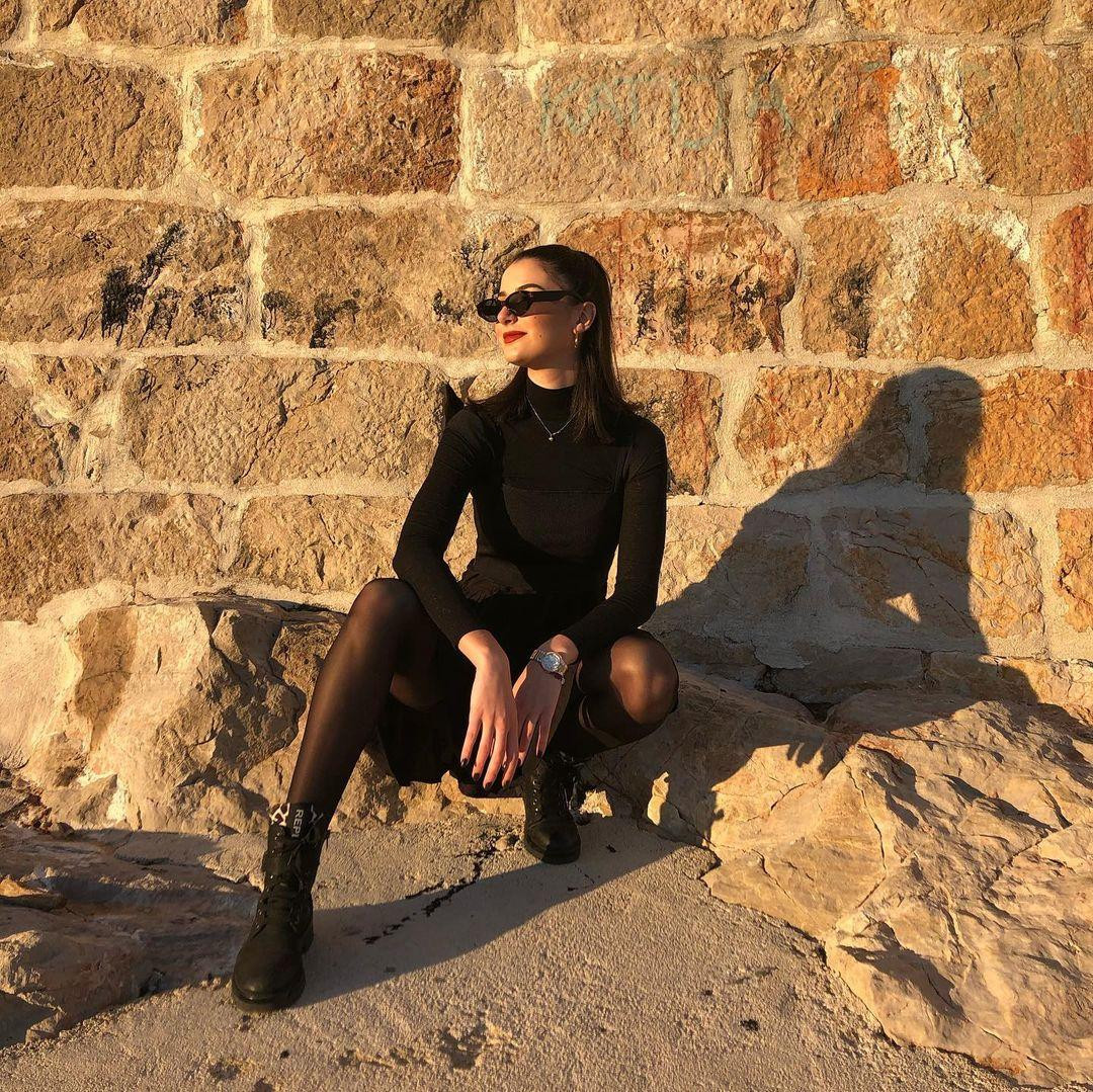 Cô thường lựa chọn những bộ trang phục tối màu mang phong cách 'ngầu', thay vì những bộ váy áo cắt xẻ táo bạo khoe đường cong cơ thể.