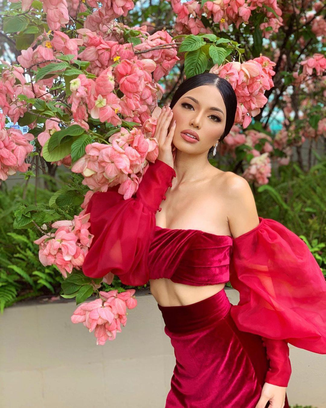 Cô cũng rất tích cực hoạt động thiện nguyện, từng điều hành một nhóm tình nguyện viên với những hoạt động giúp đỡ người nghèo và xây nhà tình thương tại một số quốc gia ở châu Á.